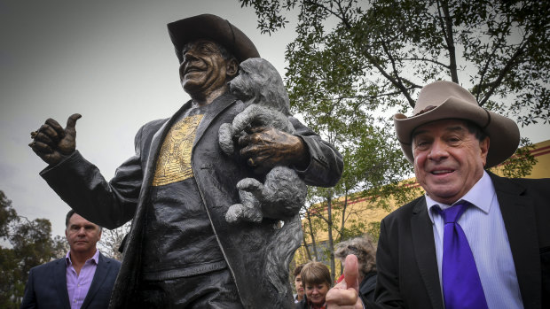 Ian 'Molly' Meldrum with the bronze statue created by Louis Laumen.