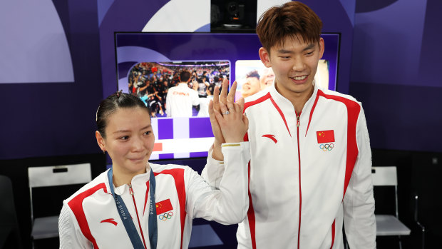 Huang Yaqiong and Liu Yuchen after their proposal at the 2024 Paris Olympic Games.