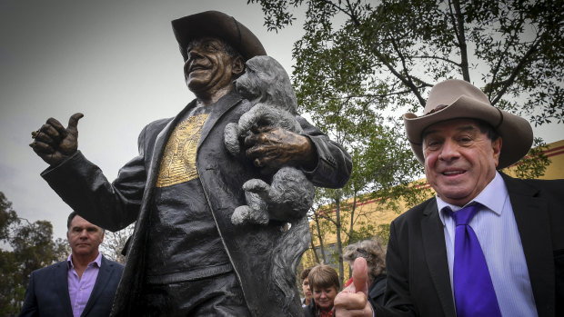 Ian 'Molly' Meldrum with the bronze statue created by Louis Laumen.