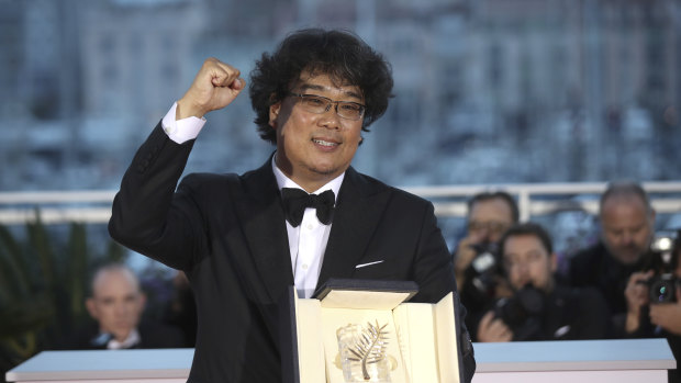 Director Bong Joon-ho with his Palme d'Or award for the film Paradise. 