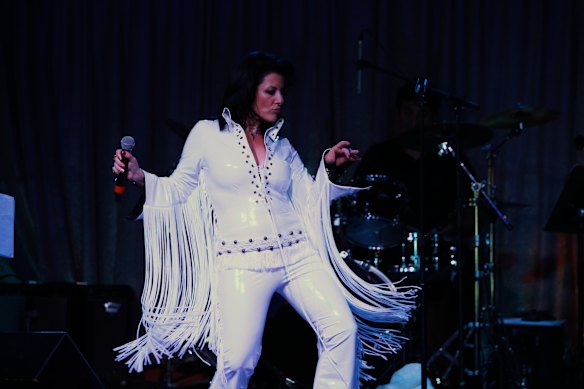 Jacqueline Feilich interpretando su acto tributo a She Is The King en 2011 en un crucero King Tribute.