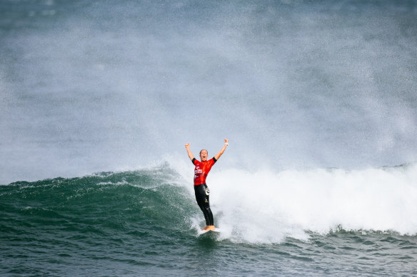 Tyler Wright cruises back to the beach after winning the title at Bells.