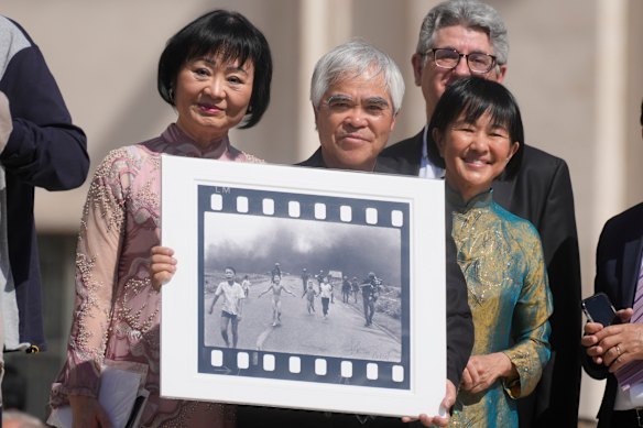 Pulitzer Prize-winning photographer Nick Ut (centre) and Kim Phuc (left) with the “Napalm Girl” photo in 2022.
