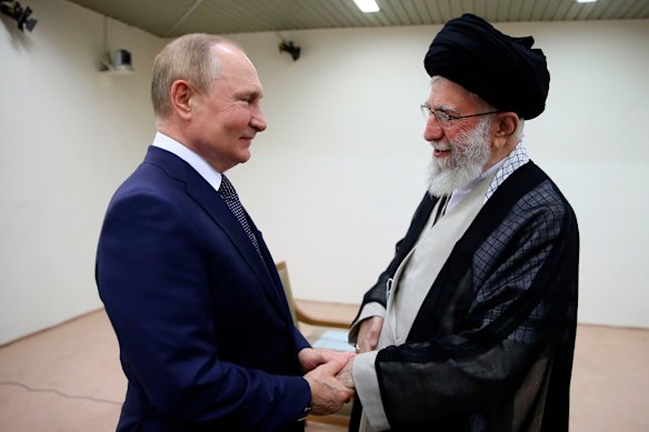 Il leader supremo, l'Ayatollah Ali Khamenei, e il presidente russo Vladimir Putin si salutano a Teheran nel 2022.