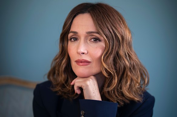 Rose Byrne diz que está “se beliscando” por causa de sua indicação ao Oscar de melhor atriz, mas está gostando da viagem.