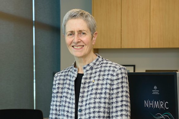 Professora Anne Kelso: “Vi em primeira mão como era difícil realizar pesquisas urgentes do zero durante uma pandemia."