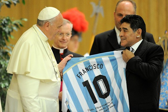O Papa Francisco conheceu Diego Maradona em 2014.