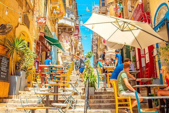 Verano y una cafetería en el casco antiguo de La Valeta en Malta.