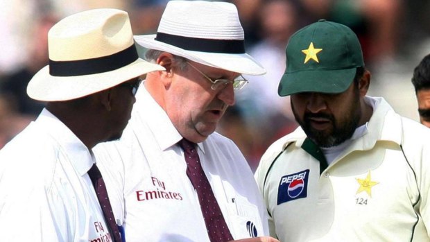 Eyes on the ball: Cricket umpires Darrell Hair, centre, and Billy Doctrove, left, examine the match ball with Pakistan captain Inzamam-ul-Haq.