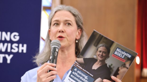 INK Article ID: p5lt2x Liberal candidate for Bradfield Gisele Kapterian and Teal candidate for Bradfield Nicolette Boele, pictured, during a debate ahead of the federal election held at North Shore Synagogue in Lindfield, Sydney on April 22, 2025. Photo: Thomas Wielecki