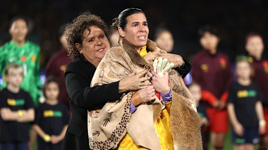 Evonne Goolagong Cawley presents Lydia Williams with her Booka pre-match.