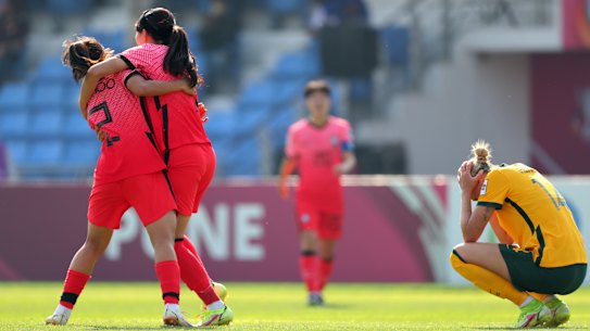 PUNE, INDIA - JANUARY 30: Shim Seo-yeon (2nd L) and Choo Hyojoo (1st L) of South Korea celebrate their 1-0 victory while Alanna Kennedy (1st R) of Australia shows dejection after the AFC Women’s Asian Cup quarter final between Australia and South Korea at Shiv Chhatrapati Sports Complex on January 30, 2022 in Pune, India. (Photo by Thananuwat Srirasant/Getty Images)