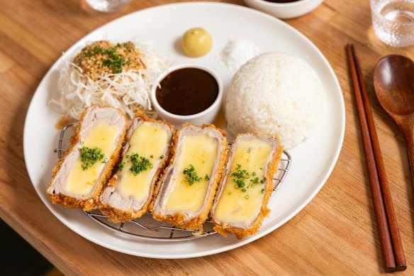 Queijo Katsu: Lombo de porco desfiado frito com panko e queijo cheddar derretido.