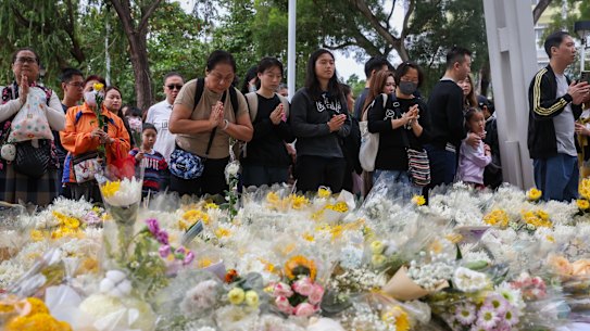 Huge crowds lay flowers to pay tribute to the victims of the Tai Po fire.