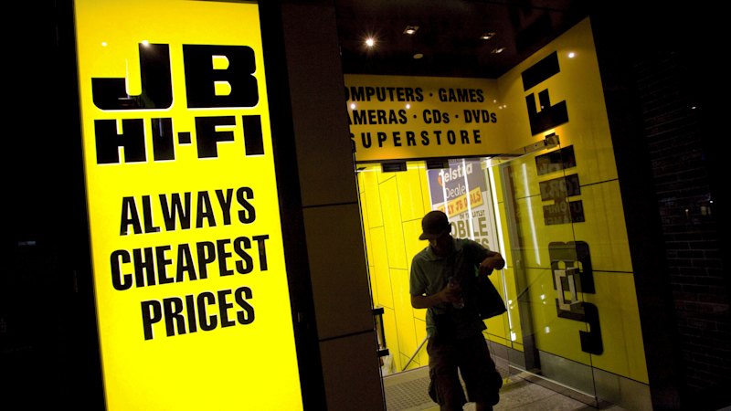 JB Hi‑Fi shares plunge after sales warning and concerns over AI-driven tech squeeze