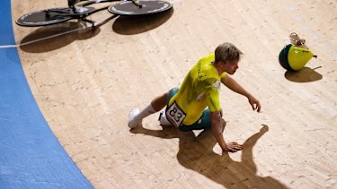 Australiaâs Alex Porter crashed when his handlbars snapped