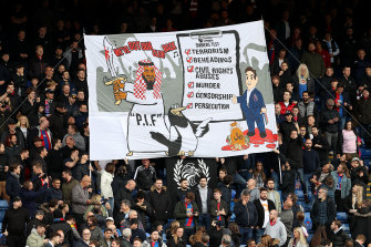 Spanduk yang dibuat oleh Crystal Palace Ultras yang mengkritik kepemilikan baru Saudi atas Newcastle.
