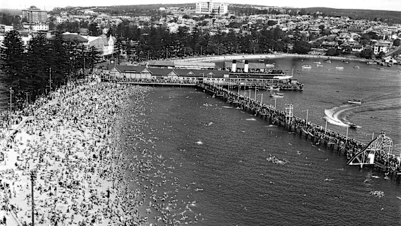 Crowds at Manly Cove harbour pool in the 1930s.