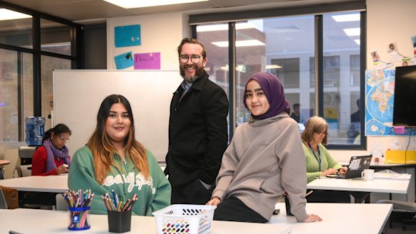 Principal Charles Hertzog with students Raghad Jafari and Gulsum Saiahi at River Nile School.