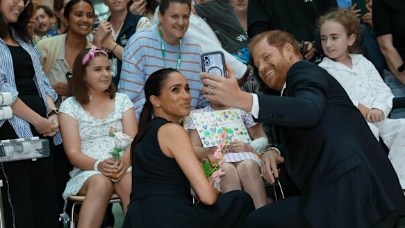 Harry takes a selfie with kids at The Royal Children’s Hospital in Melbourne.