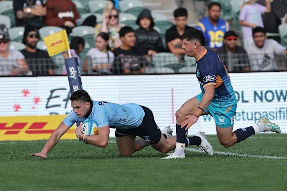 Teddy Wilson scores a try. 