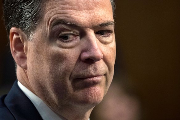 L'ex direttore dell'FBI James Comey.