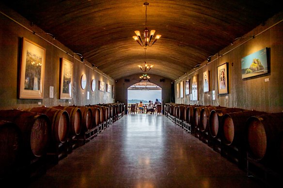 Vista da porta da adega do Omaha Bay Vineyard.