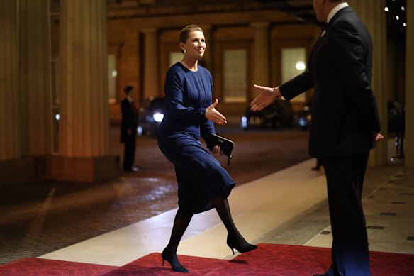 Frederiksen chega ao Palácio de Buckingham para conhecer a rainha Elizabeth em 2019.