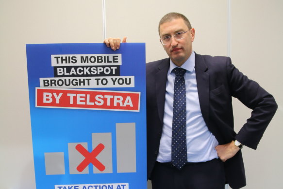 Liberal MP Julian Leeser wants to link telco executive pay to improved customer service.
