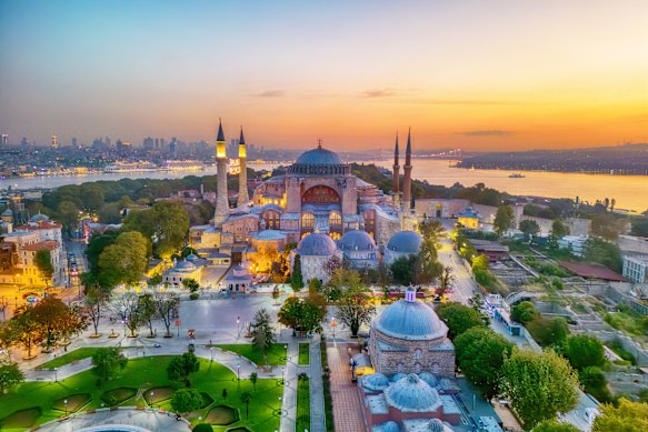 As cores de Istambul: Hagia Sophia e Praça Sultanahmet.