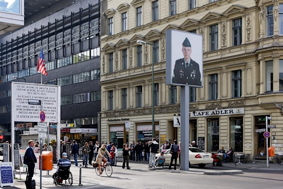 Checkpoint Charlie restaurado.