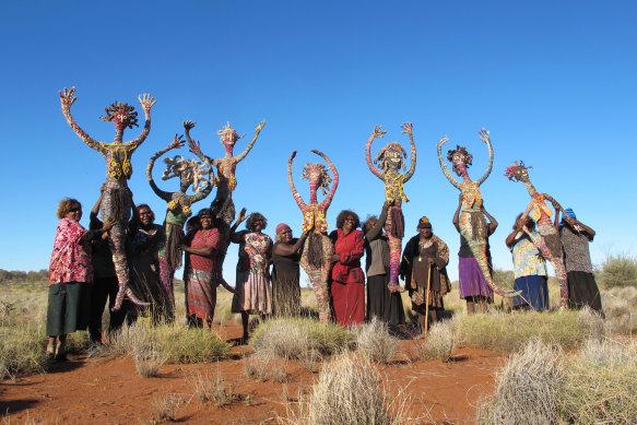 The Tjanpi Desert Weavers who come from remote communities in the Ngaanyatjarra Pitjantjatjara Yankunytjatjara (NPY) lands in the Northern Territory are among the artists included in Know My Name.