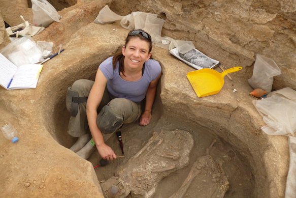 Dr Eline Schotsmans excavating skeletons at Catalhoyuk.