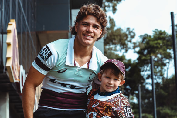 North Devils under-6s player Oscar White, the 200,000th player registered to play rugby league in Australia in 2024, with Brisbane Broncos fullback Reece Walsh.