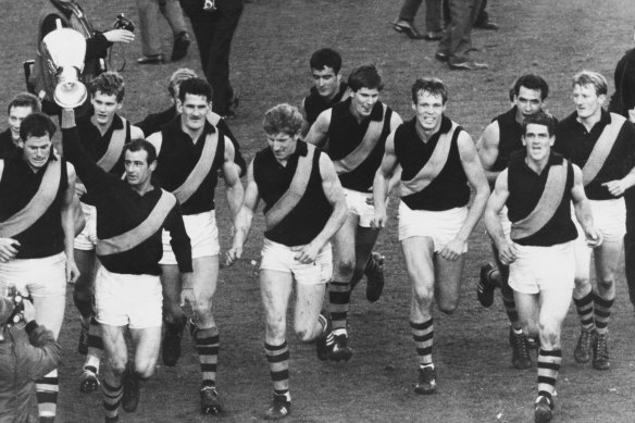 Led by captain Fred Swift, the victorious Richmond team runs a lap of honour after winning the 1967 premiership. 