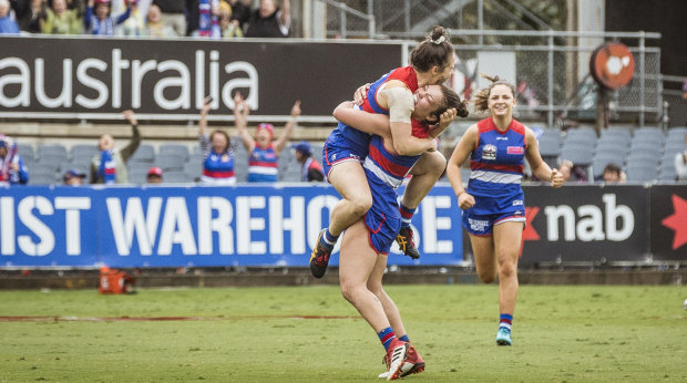 Emma Kearney kicks a late goal.