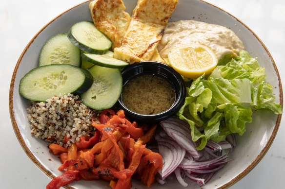 Summer bowl with halloumi.
