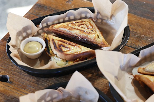 Booln Booln serve jaffles com recheios como frango canguru e murta-limão.