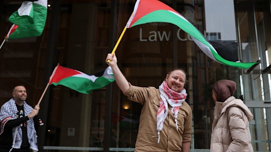 O organizador do Palestine Action Group, Josh Lees, fotografado após sua vitória na Suprema Corte em agosto contra as restrições de protesto do governo.