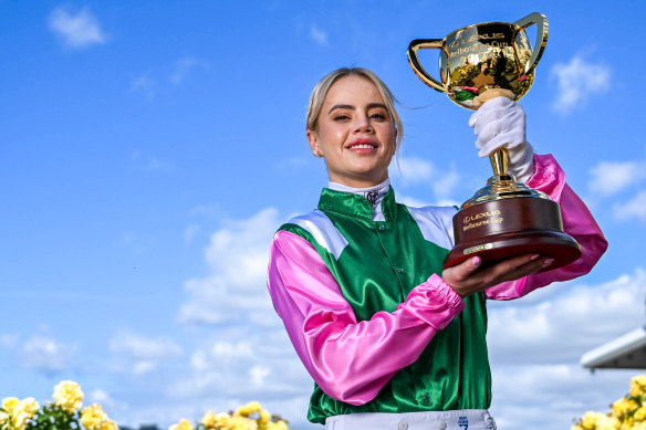 Winona Costin is looking to emulate Michelle Payne by riding a 100-1 winner in Tuesday”s Melbourne Cup.