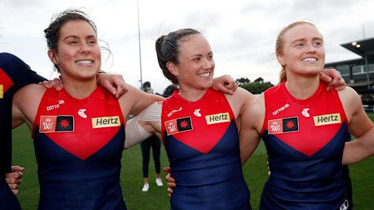 Daisy Pearce (centre) with teammates Libby Birch (left) and Blaithin Mackin.