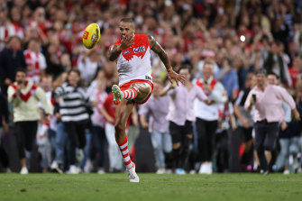 Lance Franklin kicks his 1000th goal as fans, showing confidence in his accuracy, flood the SCG.