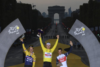 Richie Porte, à droite, sur le podium à Paris à l'issue du Tour de France 2020. 