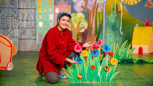 Montaigne sings The Paper Song for Play School: Show Time.