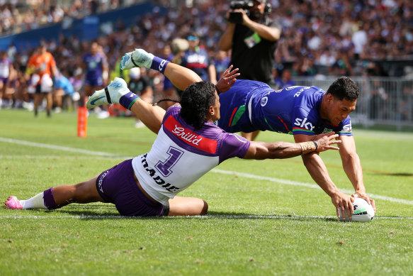 Roger Tuivasa-Sheck scores in the Warriors trial match against Melbourne.