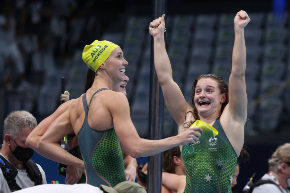 Emma McKeon and Chelsea Hodges celebrate Australia’s victory in the 4x100m medley relay. 