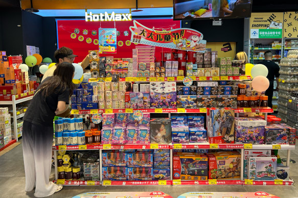 A shop selling food that is about to expire in Beijing. 