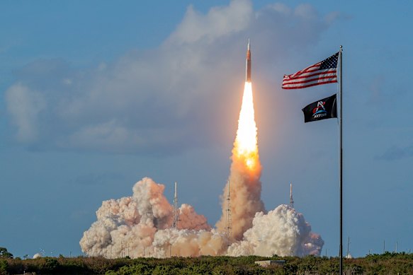 Il razzo lunare Artemis II della NASA decolla dal Kennedy Space Center.