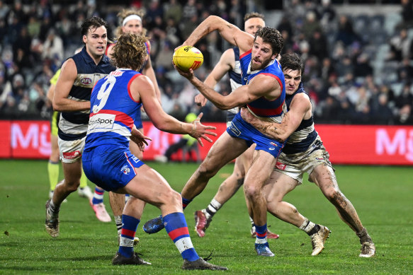 Marcus Bontempelli of the Bulldogs handballs.