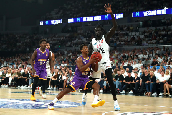 Casper Ware drives to the basket past Melbourne United's Jo Lual Acuil. 